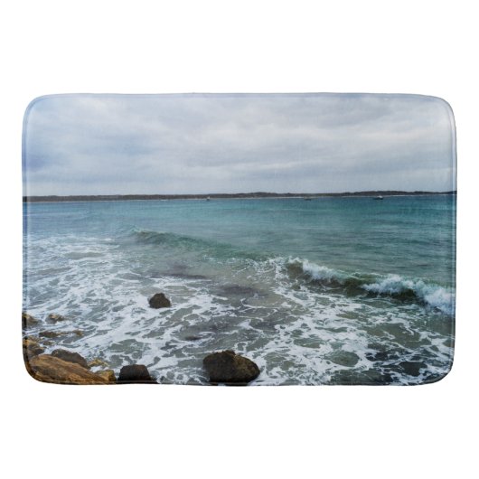 Wellen und Fischerboote im Meer, Badematte (Vorderseite)