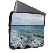 Wellen und Fischerboote im Meer, Laptopschutzhülle (Vorne Rechts)
