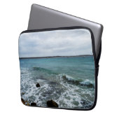 Wellen und Fischerboote im Meer, Laptopschutzhülle (Vorderseite Links)