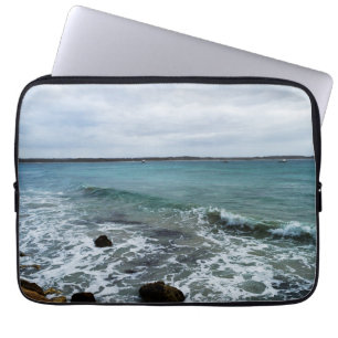 Wellen und Fischerboote im Meer, Laptopschutzhülle