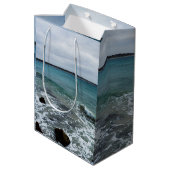 Wellen und Fischerboote im Meer, Mittlere Geschenktüte (Rückseite Schrägansicht)