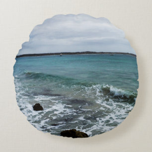 Wellen und Fischerboote im Meer, Rundes Kissen