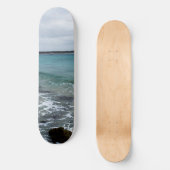 Wellen und Fischerboote im Meer, Skateboard (Vorderseite)