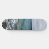 Wellen und Fischerboote im Meer, Skateboard (Horizontal)
