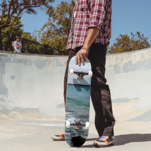 Wellen und Fischerboote im Meer, Skateboard