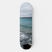 Wellen und Fischerboote im Meer, Skateboard (Vorderseite)