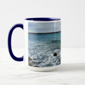Wellen und Fischerboote im Meer, Tasse (Links)