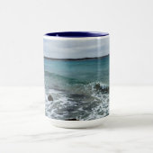 Wellen und Fischerboote im Meer, Tasse (Zentrum)