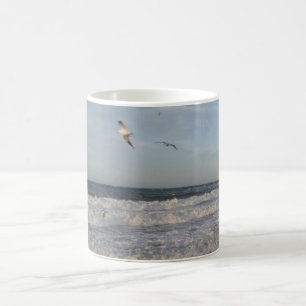 Wellen und Weißkaffee Tasse