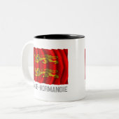 Wellenartig bewegende Flagge Basse-Normandie mit Zweifarbige Tasse (Vorderseite Links)