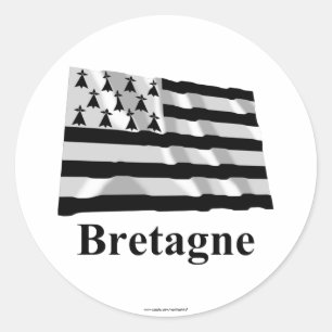 Wellenartig bewegende Flagge Bretagne mit Namen Runder Aufkleber