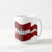 Wellenartig bewegende Flagge Lettlands Kaffeetasse (VorderseiteRechts)