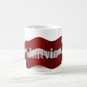 Wellenartig bewegende Flagge Lettlands Kaffeetasse (Mittel)