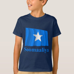 Wellenartig bewegende Flagge Somalias mit Namen in T-Shirt
