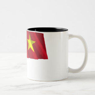 Wellenartig bewegende Flagge Vietnams Zweifarbige Tasse