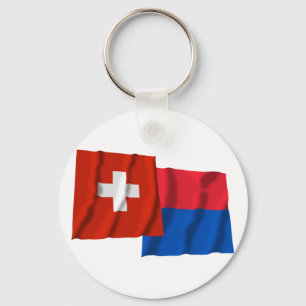 Wellenartig bewegende Flaggen der Schweiz u. Schlüsselanhänger