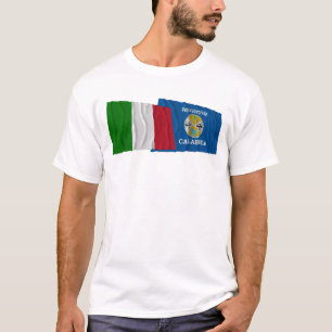 Wellenartig bewegende Flaggen Italiens und T-Shirt