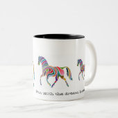 Wellenartig bewegte Pferdebunte Tasse (VorderseiteRechts)