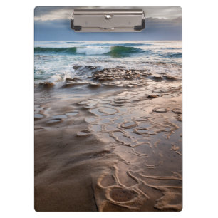 Wellenbrecher am Strand, Kalifornien Klemmbrett