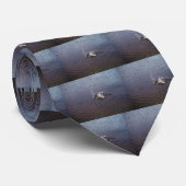 Wellenbrecher in einem See, von einem Fisch spring Krawatte (Gerollt)