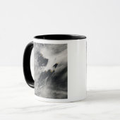 Wellenförmige Wellenwolken und Wolkenbrüche Tasse (Vorderseite Links)