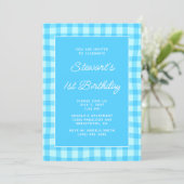 Wellige blaue Sommer-Gingham-Bold 1. Geburtstag Einladung (Stehend Vorderseite)