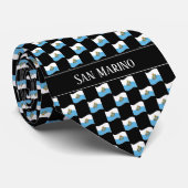Welliges San-Marino-Flaggenmuster Krawatte (Gerollt)