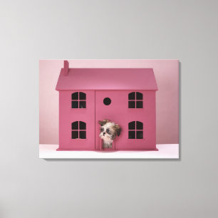 Welpe, der aus dem Haus der Puppe heraus blickt Leinwanddruck