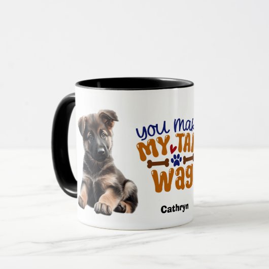 Welpe der deutschen Hirten, die meinen Schwanz wag Tasse (Vorderseite Links)