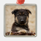 Welpe der deutschen Schäferhirte im Korb Ornament Aus Metall (Vorne)