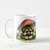 Welpe der deutschen Schäferhirte unter einem Mushr Kaffeetasse (Links)