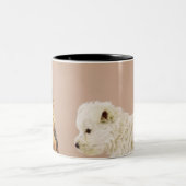 Welpe, der Stapel der Kekse in der Hundeschüssel Zweifarbige Tasse (Mittel)