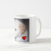 Welpe des goldenen Retrievers mit einer roten Kaffeetasse (VorderseiteRechts)