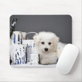 Welpe, die unter Lackfarben sitzt Mousepad (Mit Mouse)