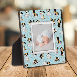 Welpe Dog Muster Frameless Family Foto Easel Fotoplatte<br><div class="desc">Ein niedliches Welpenhundemuster auf blauem Hintergrund ist dimensioniert und schafft einen Rahmen für unser Lieblings-Foto auf dieser Tischplatte mit eingebautem Aasel. Das Bild wird direkt auf die Hartplatine gelegt, um ein atemberaubend knuspriges Bild mit einer leicht abwischbaren, sauberen Oberfläche zu erhalten. Gut als Geschenk oder um Ihr Lieblings-Foto in Ihrer...</div>