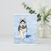 Welpe Husky in Wintery Landschaft Feiertagspostkarte (Stehend Vorderseite)