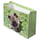 Welpe im Garten Malerei Original Kunst Große Geschenktüte (Vorderseite Schrägansicht)