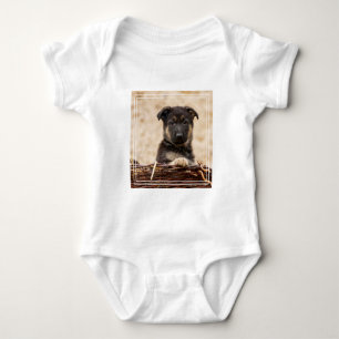 Welpe in Basket Baby Strampler