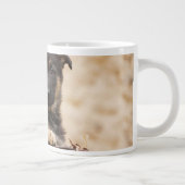 Welpe in Basket Jumbo-Tasse (Rechts)
