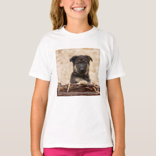 Welpe in Basket T-Shirt
