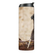 Welpe in Basket Thermosbecher (Nach links gedreht)