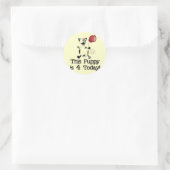 Welpe ist 4 Geburtstagsgeschenke Runder Aufkleber (Tasche)