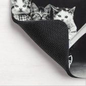 Welpe mit drei Kätzchen in der Beförderung Mousepad (Ecke)