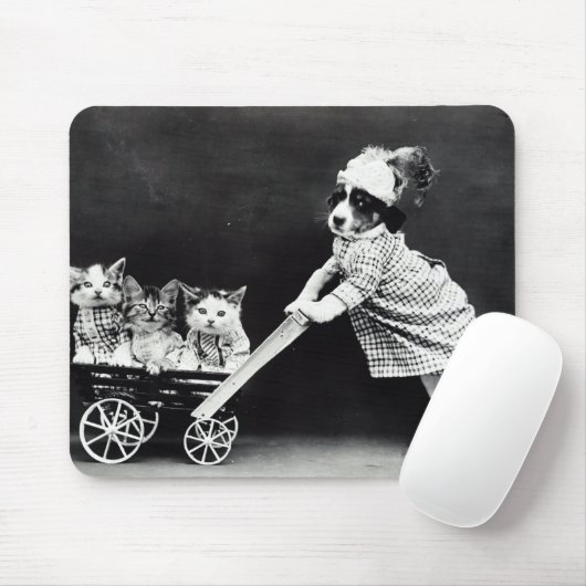 Welpe mit drei Kätzchen in der Beförderung Mousepad (Mit Mouse)