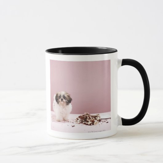 Welpe mit Kuchen auf Boden Tasse (Rechts)