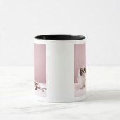Welpe mit Kuchen auf Boden Tasse (Zentrum)