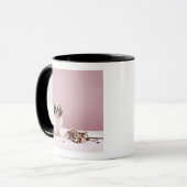 Welpe mit Kuchen auf Boden Tasse (Vorderseite Links)