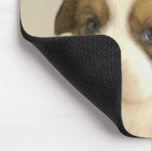 Welpe mit rotem Bogen Mousepad (Ecke)