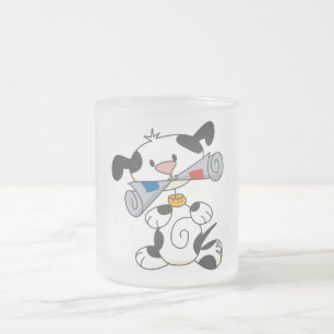 Welpe mit Zeitungs-T - Shirts und Geschenken Mattglastasse