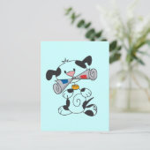 Welpe mit Zeitungsgeschenken und T - Shirt Postkarte (Stehend Vorderseite)